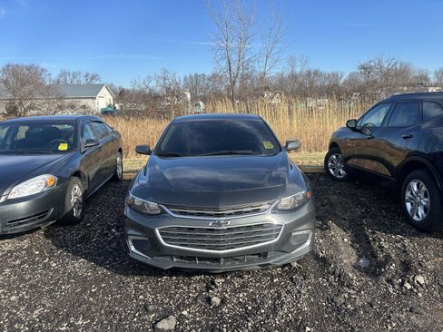 Used 2018 Chevrolet Malibu LT image 2