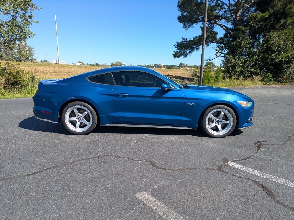 Used 2017 Ford Mustang GT Premium RWD image 3