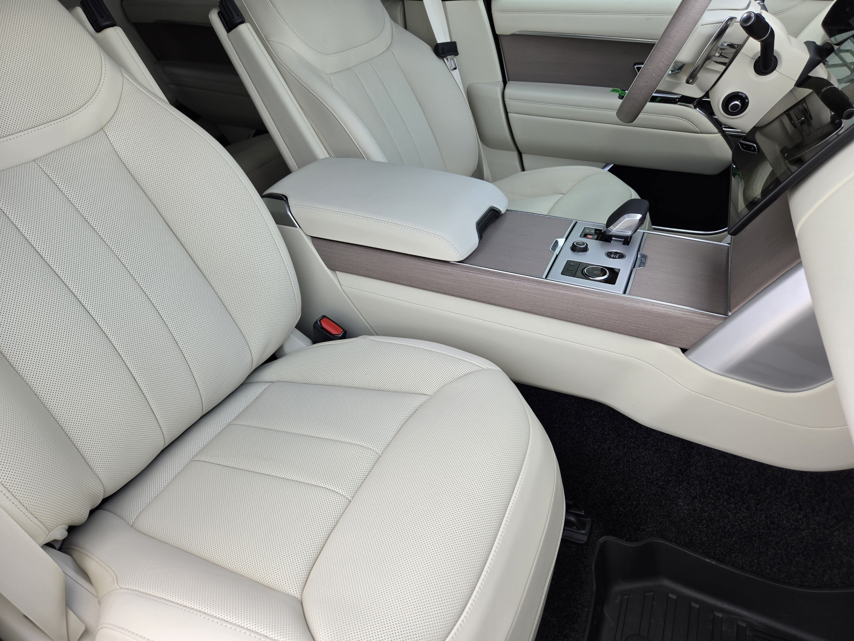New 2027 Land Rover Range Rover Long Wheelbase SE AWD/4WD image 9
