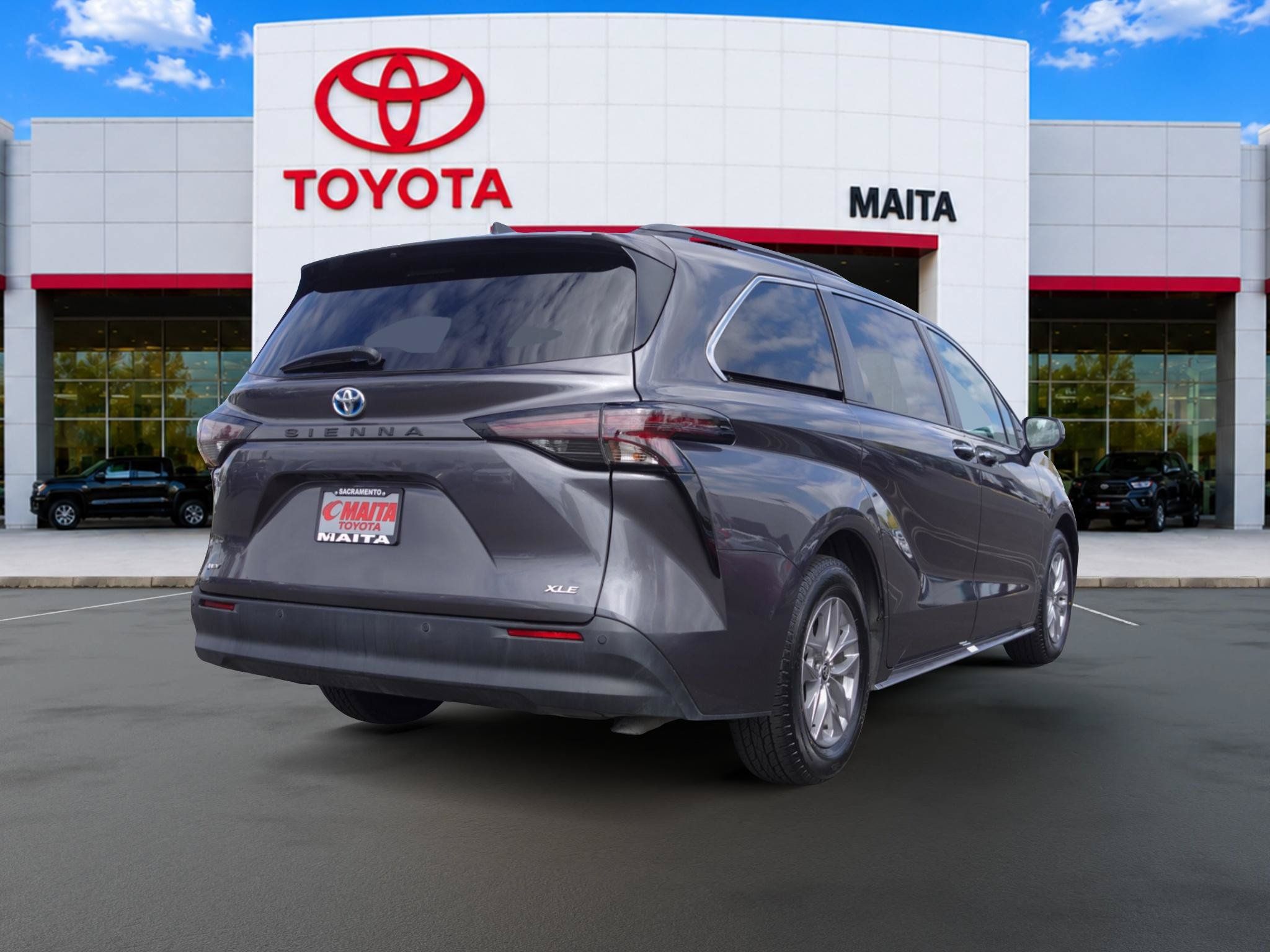 Certified 2025 Toyota Sienna XLE FWD image 3