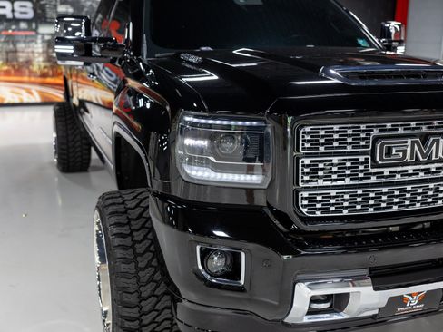 Used 2017 GMC Sierra 2500 Denali w/ Duramax Plus Package AWD/4WD image 5