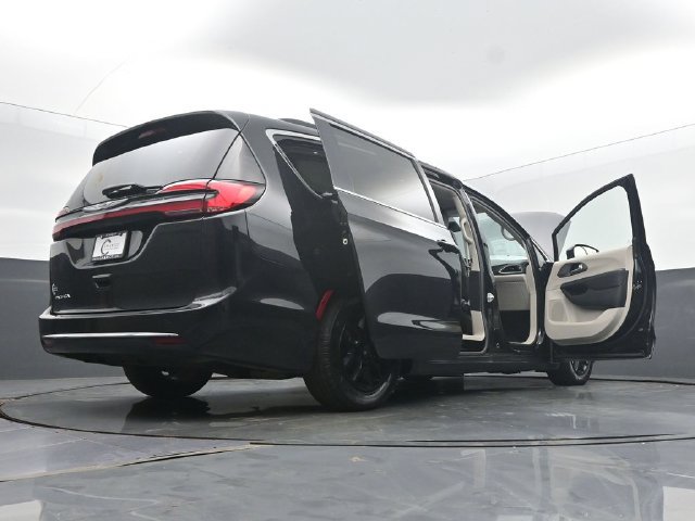 Used 2022 Chrysler Pacifica Touring-L FWD image 58
