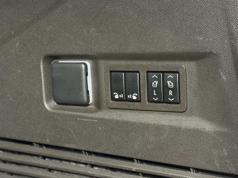 Used 2023 GMC Yukon Denali AWD/4WD image 18