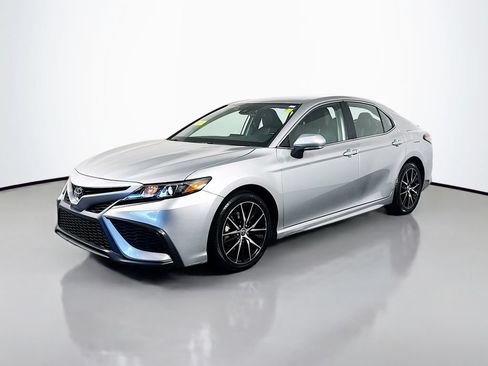 Used 2024 Toyota Camry SE FWD image 2