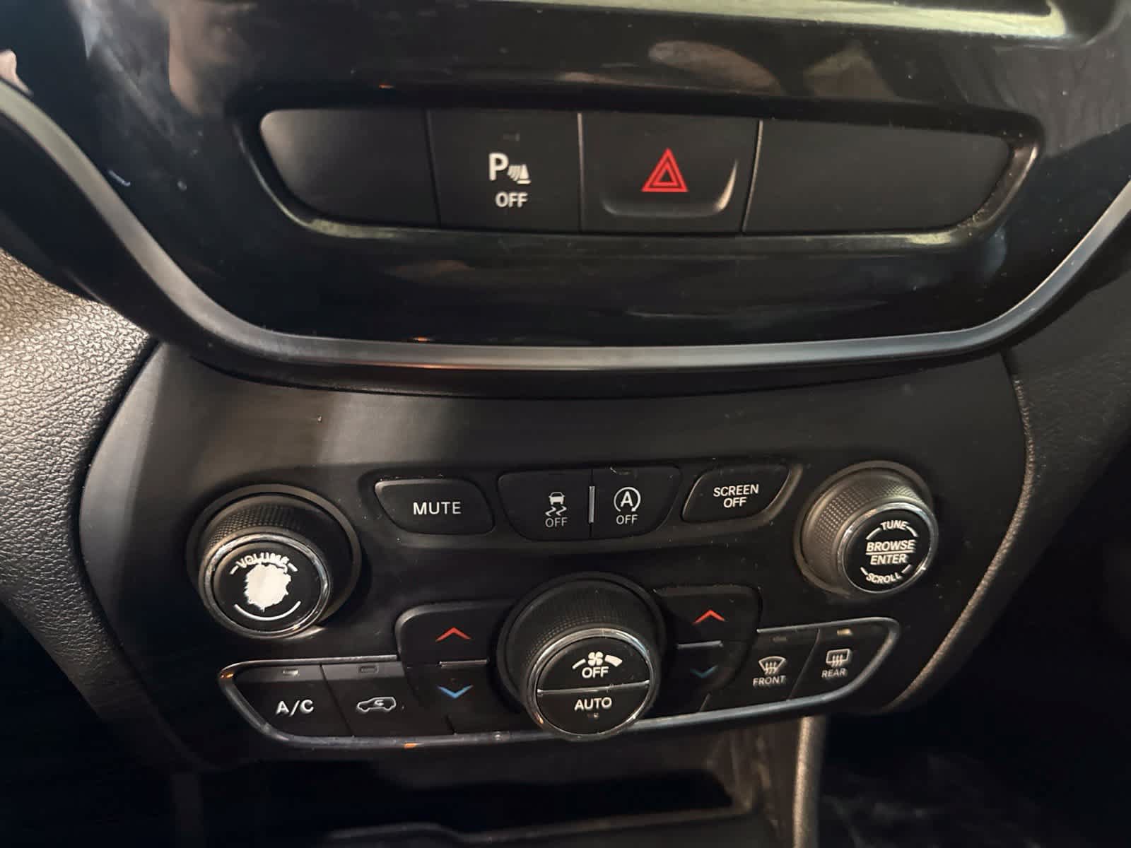 Used 2019 Jeep Cherokee Limited AWD/4WD image 26