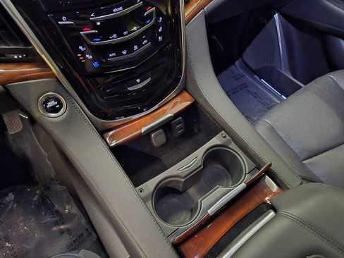 Used 2019 Cadillac Escalade Luxury AWD/4WD image 28