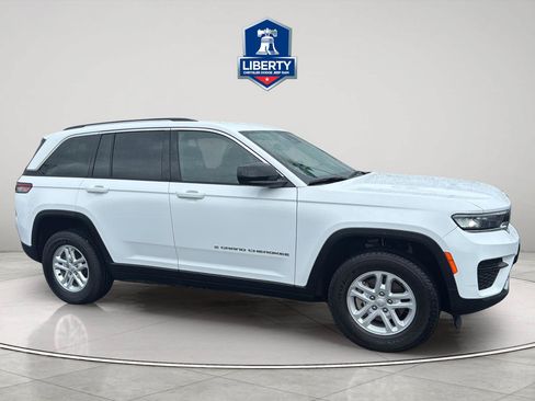 Used 2023 Jeep Grand Cherokee Laredo AWD/4WD image 14
