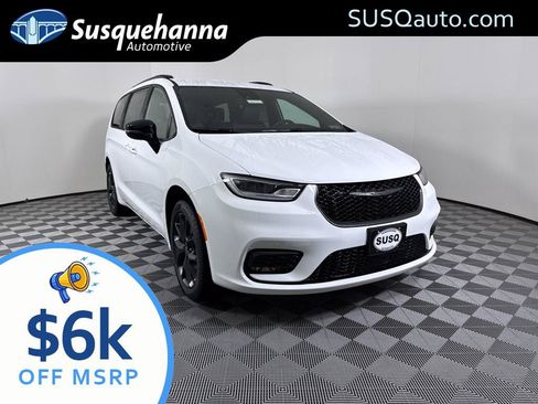 New 2026 Chrysler Pacifica Select w/ S Appearance Package AWD/4WD image 1