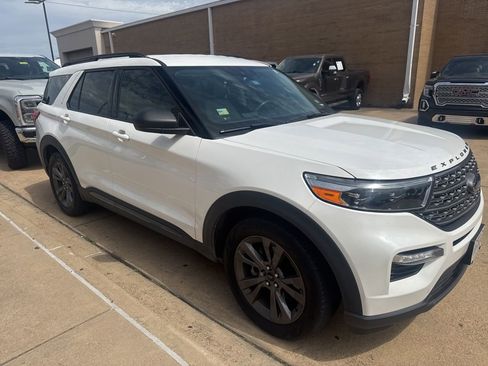Used 2021 Ford Explorer XLT w/ Equipment Group 202A RWD image 3