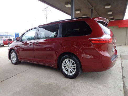 Used 2015 Toyota Sienna XLE w/ XLE Navigation Package FWD image 6
