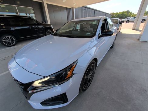 Used 2023 Nissan Altima 2.5 SR w/ SR Premium Package image 1