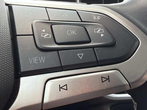 Used 2025 Volkswagen Taos SE w/ Panoramic Sunroof Package FWD image 19