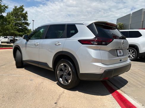 Used 2025 Nissan Rogue SV FWD image 8