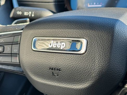 Used 2025 Jeep Grand Cherokee Laredo X image 27