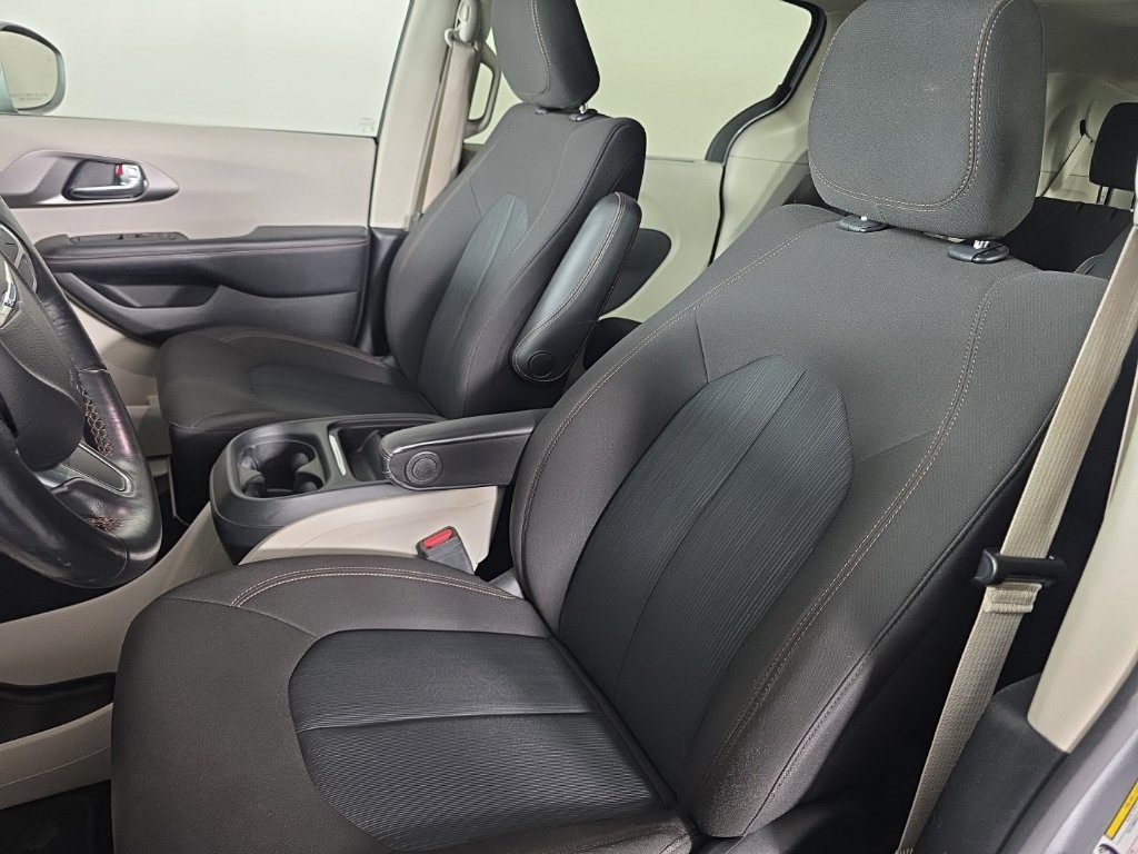 Used 2020 Chrysler Pacifica Touring w/ Cold Weather Group FWD image 14