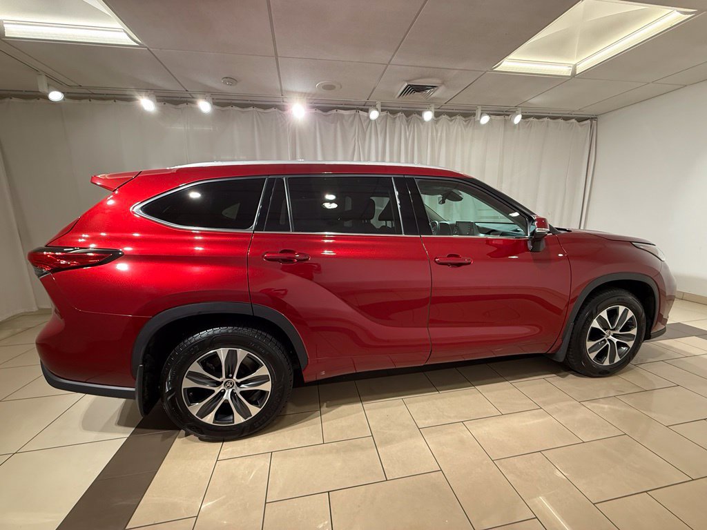 Used 2022 Toyota Highlander XLE AWD/4WD image 6