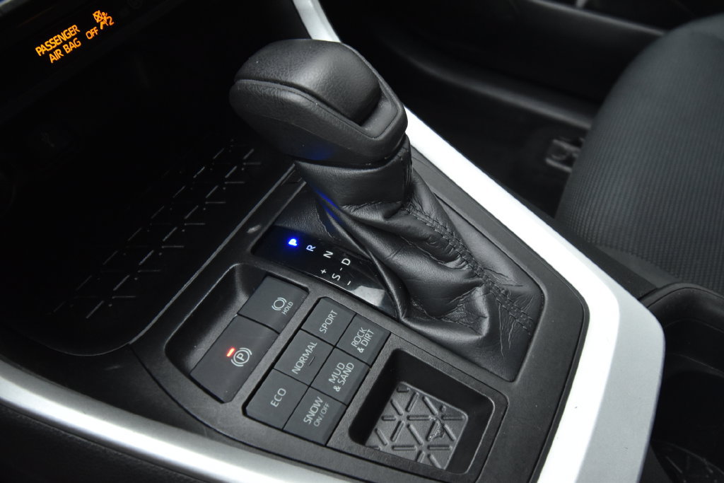 Used 2021 Toyota RAV4 LE AWD/4WD image 18