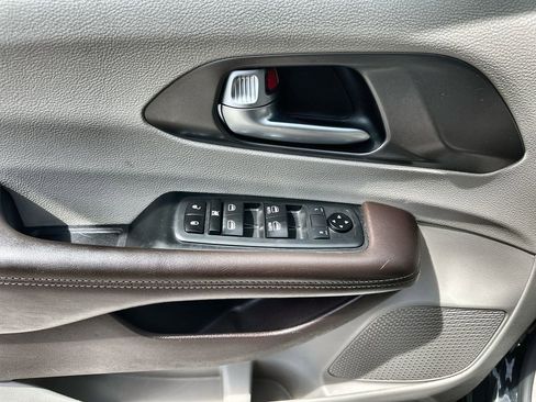 Used 2019 Chrysler Pacifica Touring-L image 22