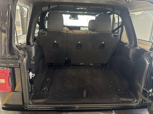 Used 2025 Jeep Wrangler Unlimited Sahara AWD/4WD image 31
