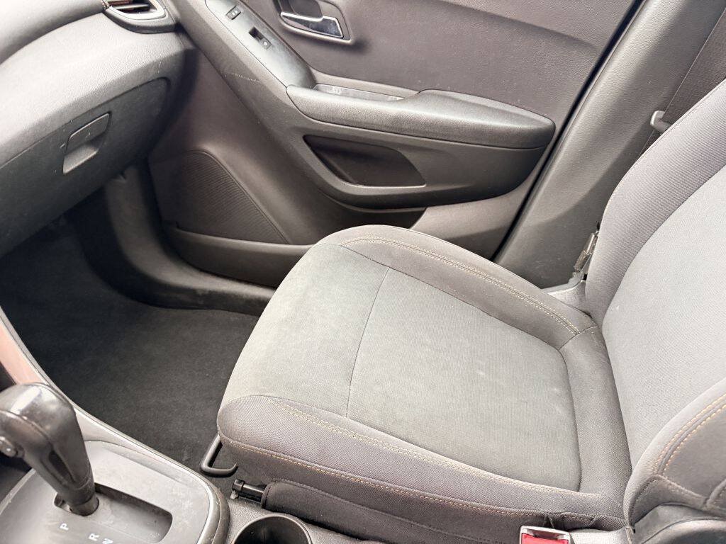 Used 2019 Chevrolet Trax LT w/ Redline Edition FWD image 11