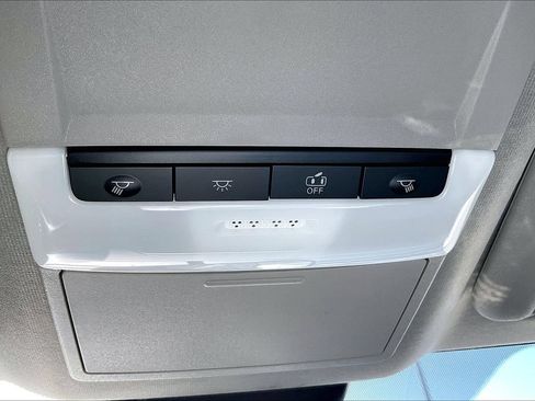 Used 2025 Nissan Sentra SR FWD image 35