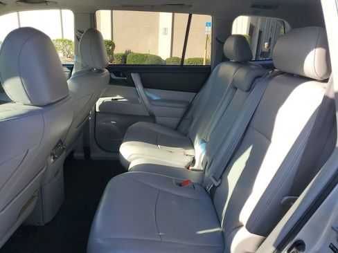 Used 2013 Toyota Highlander SE image 19