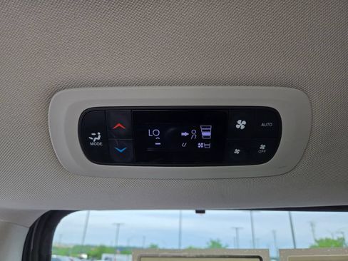 Used 2021 Chrysler Pacifica Touring-L FWD image 28