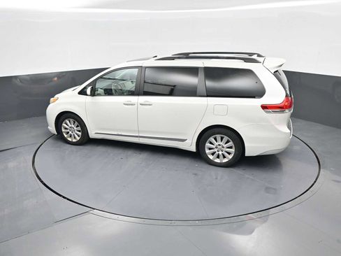 Used 2011 Toyota Sienna Limited image 30