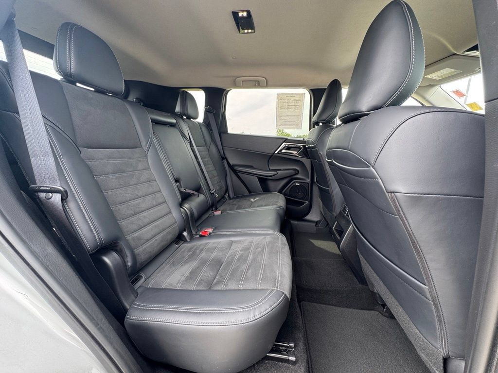 Used 2025 Mitsubishi Outlander SE AWD/4WD image 33