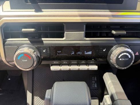 Certified 2025 Toyota Tacoma SR5 AWD/4WD image 17