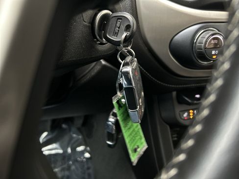 Used 2021 GMC Canyon Denali image 27