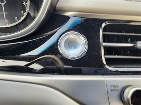 Used 2025 Genesis G70 2.5T image 10