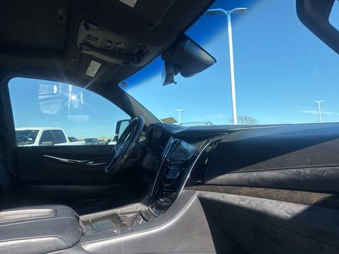 Used 2017 Cadillac Escalade Platinum image 22