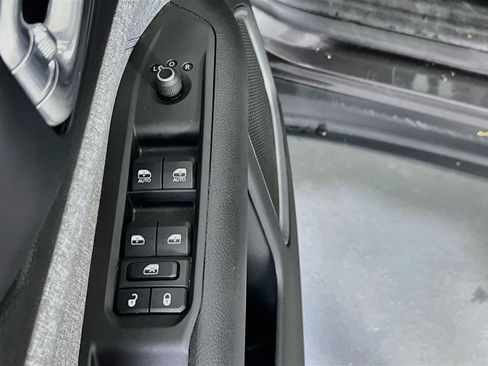 Used 2023 Jeep Compass Latitude AWD/4WD image 17