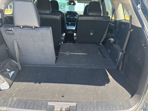 Used 2024 Toyota Highlander XLE FWD image 19