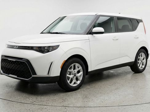 Used 2025 Kia Soul LX w/ LX Technology Package FWD image 3