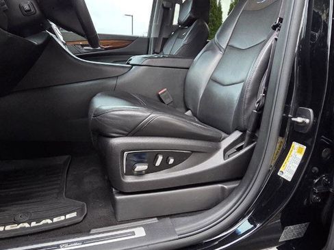 Used 2017 Cadillac Escalade ESV Luxury image 9