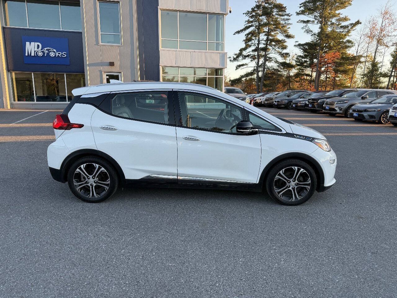 Used 2017 Chevrolet Bolt Premier w/ Driver Confidence II Package FWD image 5