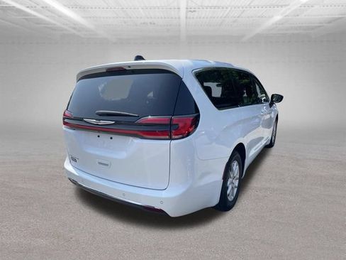 Used 2024 Chrysler Pacifica Touring-L FWD image 10