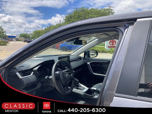 Used 2022 Toyota RAV4 LE FWD image 3