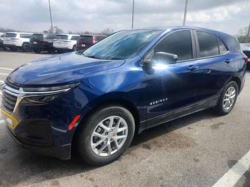 Used 2023 Chevrolet Equinox LS w/ LS Convenience Package image 2