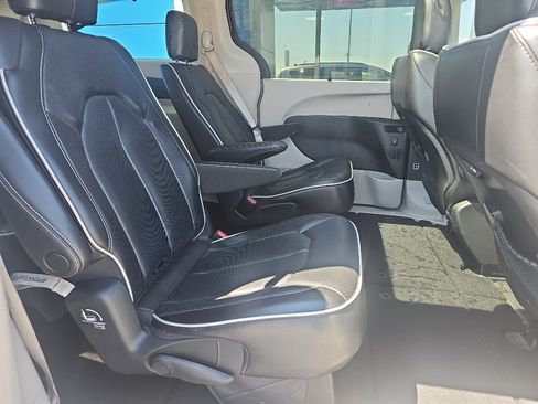 Used 2023 Chrysler Pacifica Limited FWD image 11