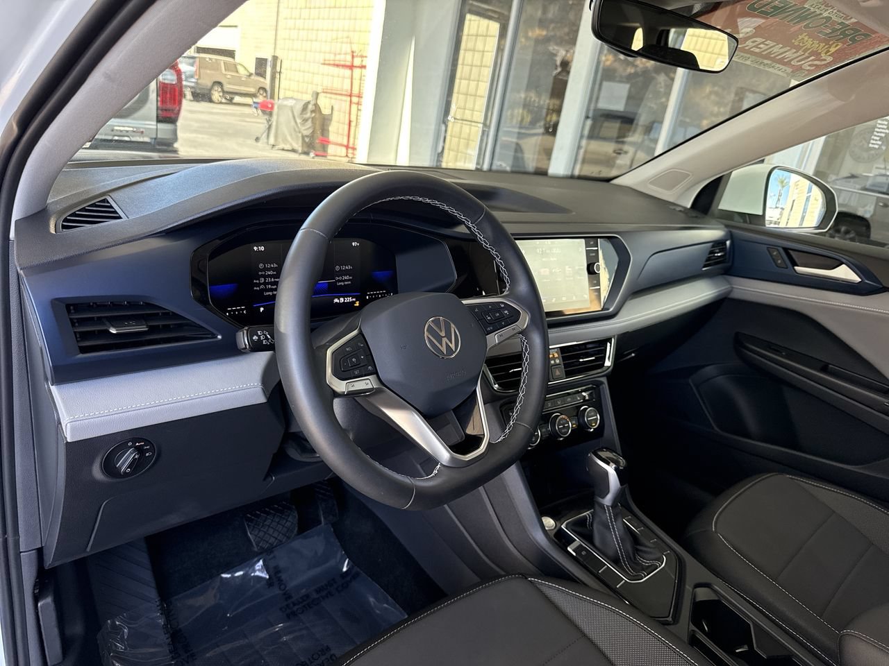 Used 2024 Volkswagen Taos SE w/ Panoramic Sunroof Package FWD image 10