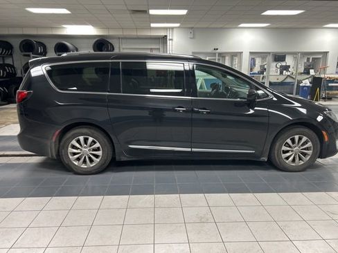 Used 2019 Chrysler Pacifica Touring-L image 8