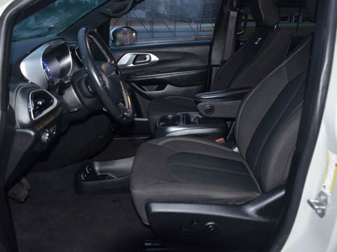 Used 2021 Chrysler Pacifica Touring w/ S Appearance Package image 7