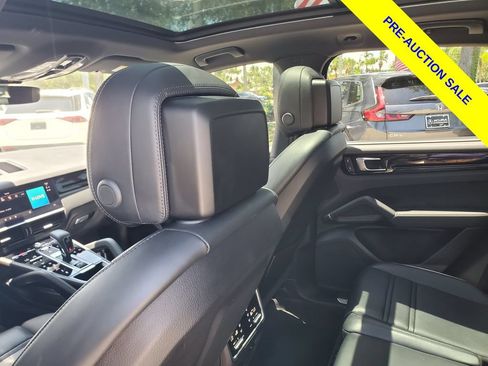 Used 2023 Porsche Cayenne AWD/4WD image 12