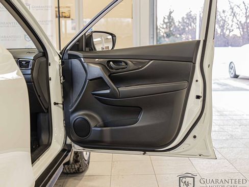 Used 2019 Nissan Rogue S image 37