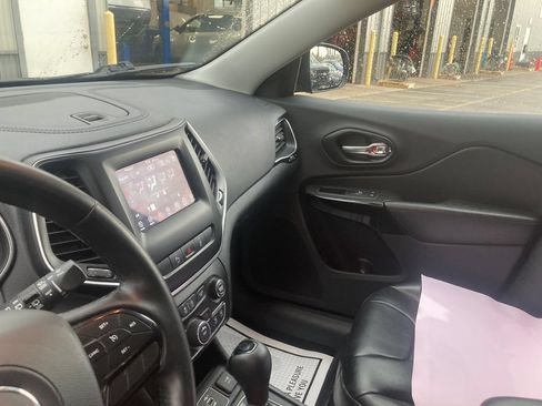 Used 2021 Jeep Cherokee Latitude Plus AWD/4WD image 16