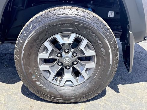 Used 2021 Toyota Tacoma TRD Off-Road w/ Technology Package AWD/4WD image 11