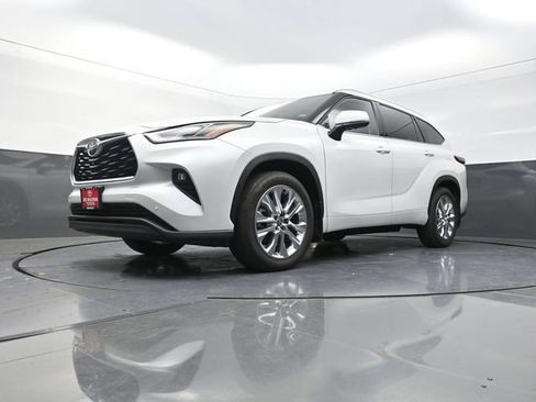 Certified 2025 Toyota Highlander Limited AWD/4WD image 34